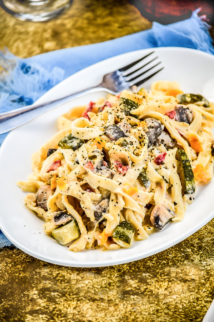 fettuccine alfredo primavera pasta (vegan+gf)