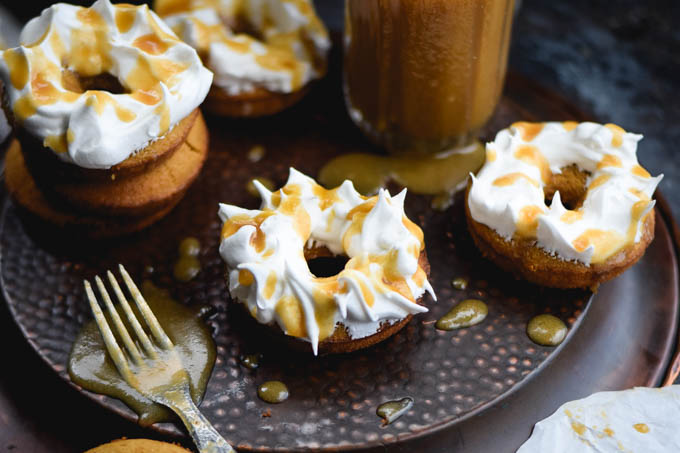 meringue-frosted-butterbeer-baked-doughnuts-10